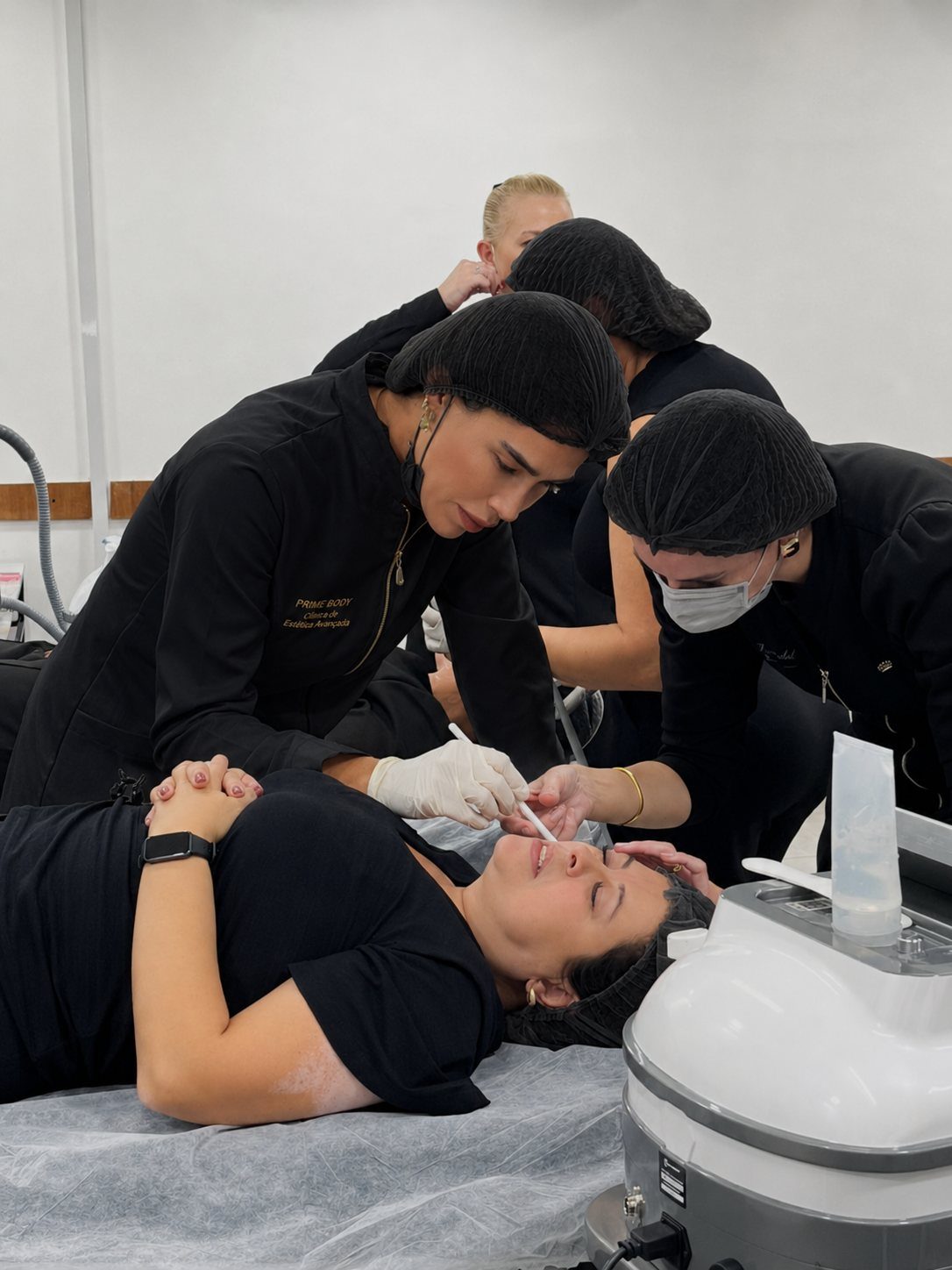 Equipe Pérola Bela realizando protocolo exclusivo